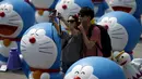 Sejumlah wisatawan saat berselfie di antara patung – patung Doraemon, Seoul, Korea Selatan,Senin (31/8/2015). Pameran ini berlangsung dari 28 Agustus sampai 4 oktober. (REUTERS/Kim Hong – Ji)