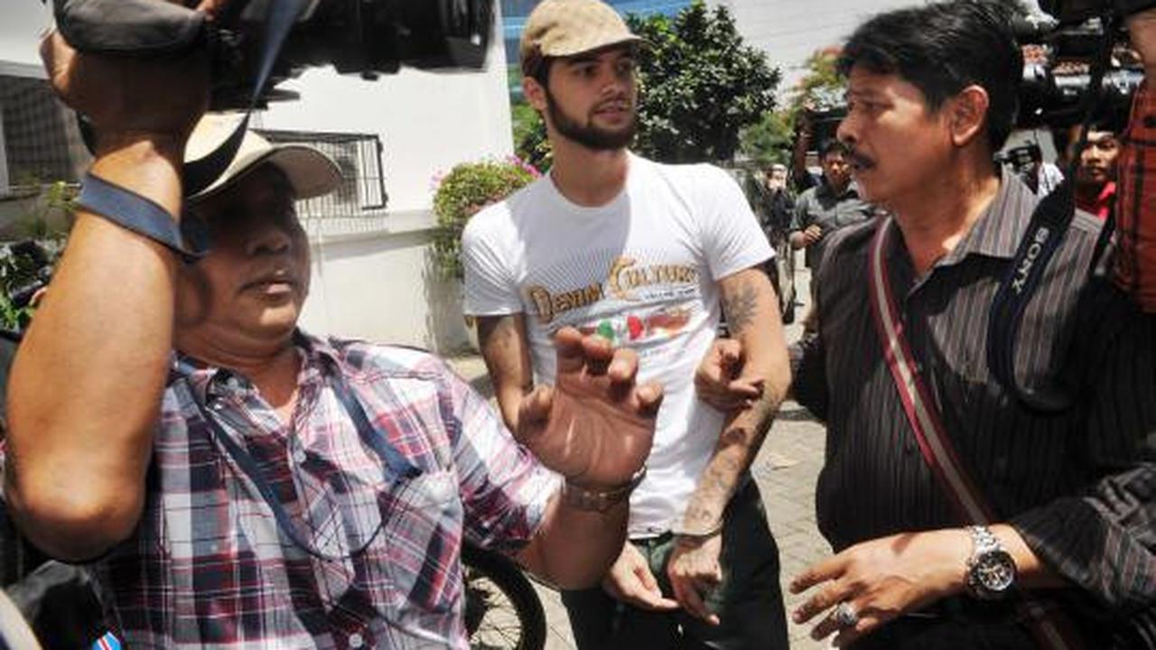 Tangan diborgol, Diego Michiels tiba di Kejari Jakpus