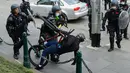Seorang demonstran ditangkap saat petugas polisi membubarkan protes terhadap peraturan Covid-19 di Melbourne (21/9/2021). Polisi telah menangkap setidaknya 44 orang setelah adegan liar, di mana beberapa petugas diduga terluka. (AFP/Con Chronis)