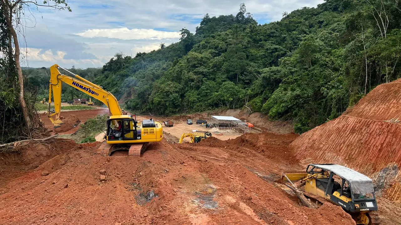 PLN mendukung pembangunan Pembangkit Listrik Tenaga Mikro Hidro (PLTMh) Batanghari. Pembangunan PLTMh di daerah Dharmasraya ini telah dimulai 10 Juni 2022 oleh PT Brantas Total Energi. (Dok PLN)