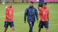 Gelandang baru Bayern Munchen, Michael Cuisance (kiri) berjalan dengan pelatih Niko Kovac (tengah) dan Philippe Coutinho bersiap mengikuti latihan di Munich, Jerman (20/8/2019).  (Sven Hoppe/dpa via AP)