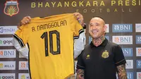 Ekspresi pemain Belgia berdarah Indonesia, Radja Nainggolan (kanan) saat dikenalkan sebagai rekrutan baru Bhayangkara FC oleh Chief Operating Officer (COO) Bhayangkara FC, Sumardji di ruang konferensi pers Stadion Utama Gelora Bung Karno (SUGBK), Senayan, Jakarta, Senin (04/12/2023). (Bola.com/Bagaskara Lauardi)