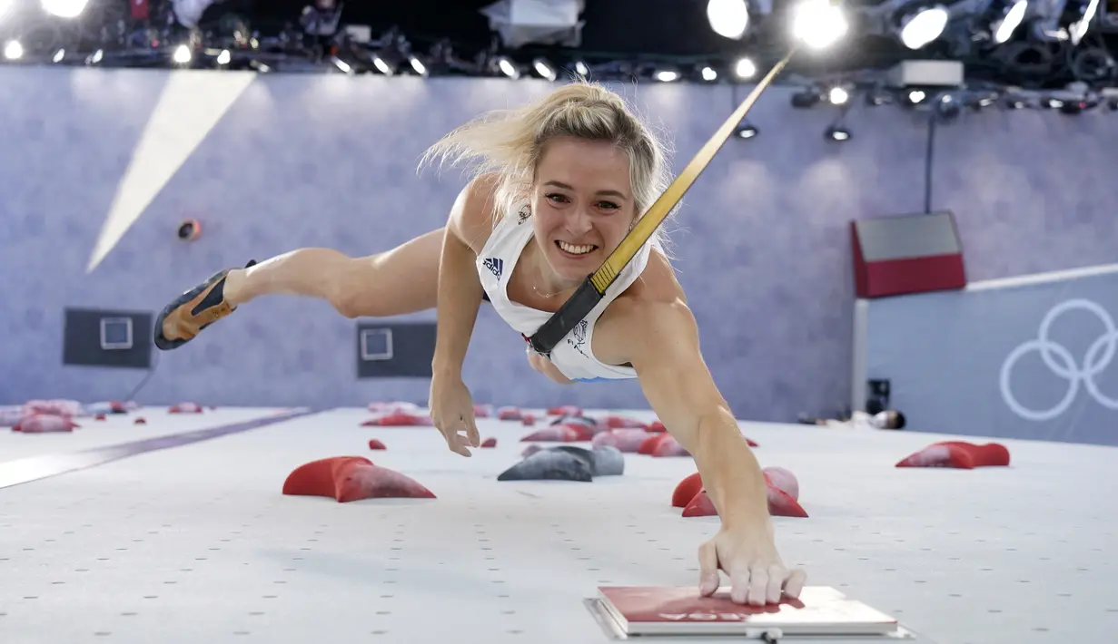 Atlet panjat tebing Prancis Julia Chanourdie saat kualifikasi kecepatan kompetisi panjat tebing putri Olimpiade Tokyo 2020 di Tokyo, Jepang, Rabu (4/8/2021). (AP Photo/Tsuyoshi Ueda/Pool Photo via AP)