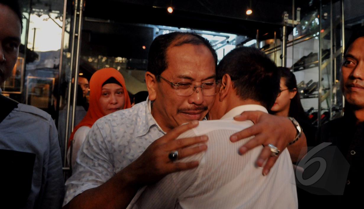 Mantan Walikota Makassar memeluk saudaranya usai mengetahui kabar gugatan praperadilan yang diajukannya dikabulkan hakim Pengadilan Negeri Jakarta Selatan, Selasa (12/5/2015). (Liputan6.com/Andrian M Tunay)