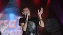 Salah satu aksi Ahmad Albar di panggung Gebyar Rock 2015, Solo, Selasa (24/11/2015). Lagu-lagu andalan God Bless berhasil memukau penonton. (Liputan6.com/ Reza Kuncoro)