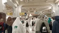 Jemaah haji seluruh dunia melakukan sai di Kompleks Masjidil Haram sebagai salah satu rukun ibadah haji dan umrah. (dok. Liputan6.com/MCH 2025/Dinny Mutiah)