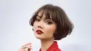 Tampil lebih bold dengan warna merah, Rina Nose pancarkan aura lady boss di foto ini. [Foto: Instagram/rinanose16]