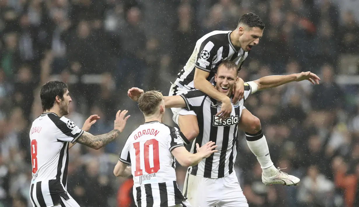 Newcastle sukses kalahkan PSG dengan skor telak 4-1. (AP Photo/Scott Heppell)
