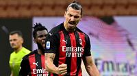 Zlatan Ibrahimovic. Striker Swedia berusia 40 tahun yang kini menjalani musim ke-3 di periode kedua bersama AC Milan ini mampu menjadi top skor AC Milan di musim 2020/2021 lalu. Ia total mencetak 17 gol bagi AC Milan di semua ajang pada musim tersebut. (AFP/Miguel Medina)