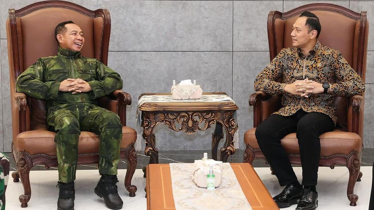 AHY terlihat hadir menggunakan kemeja bermotif batik warna cokelat dengan model slim fit yang menambah kesan gagah.