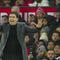 Pelatih kepala Bournemouth, Andoni Iraola memberi instruksi kepada pemainnya saat menghadapi Manchester United pada laga pekan ke-16 Liga Inggris 2023/2024 di Old Trafford Stadium, Sabtu (9/12/2023). (AP Photo/Jon Super)