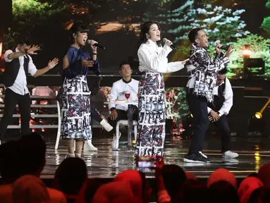 Penampilan Grup Vokal GAC saat berkolaborasi dengan penyanyi Jazz pada malam puncak HUT ke 27 SCTV di Hall D, Jiexpo Kemayoran, Jakarta, Kamis (24/8). Sejumlah artis ternama turut meramaikan malam spesial ini. (Liputan6.com/Herman Zakharia)
