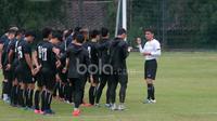 Pelatih Thailand Kiatisuk Senamuang memberikan arahan kepada pemainnyadi Lapangan Sekolah Pelita Harapan, Sentul, (12/12/2016). (Bola.com/Nicklas Hanoatubun)