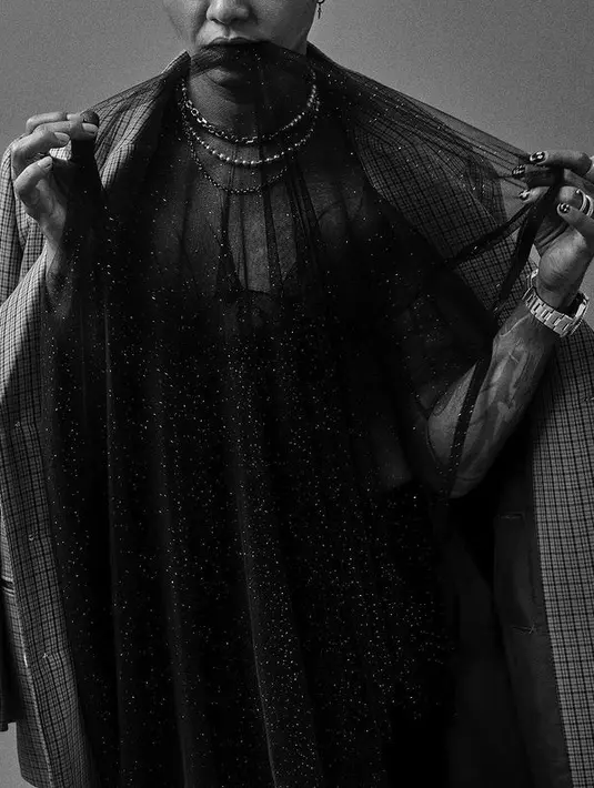 Bergaya genderless fashion, musisi dan YouTuber ini tampil dalam balutan tulle dress dan blazer. @ybrap.