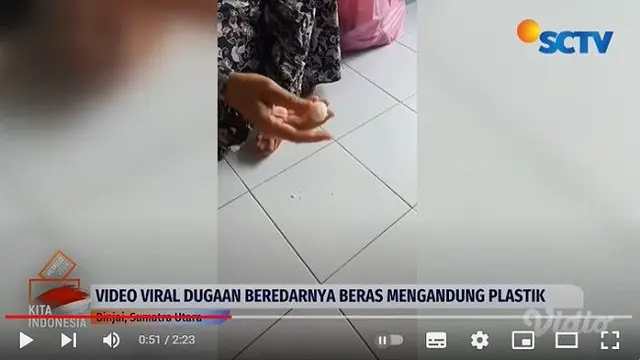 Seorang emak-emak di Binjai, Sumatera Utara mengeluh adanya dugaan beras mengandung plastik usai membeli dari Bulog di Kelurahan Berngam, Binjai pada 4 Oktober 2023.