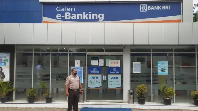 Satpam BRI di salah satu Kantor Cabang BRI di Pematang Siantar. (Dok BRI)