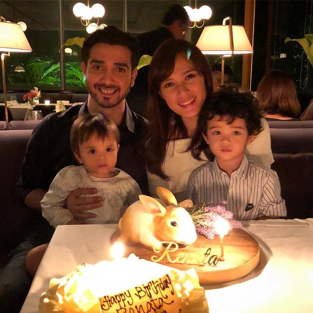 Potret harmonis keluarga Fachri Albar dan Renata Kusmanto