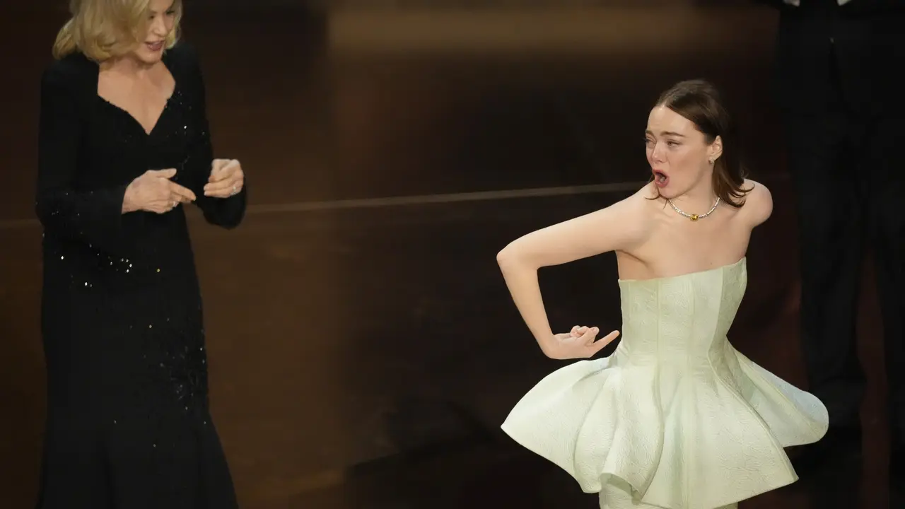 2 Insiden Konyol Oscar 2024, Resleting Gaun Emma Stone Terbuka di Panggung dan Kirsten Dunst Nyaris Jatuhkan Patung