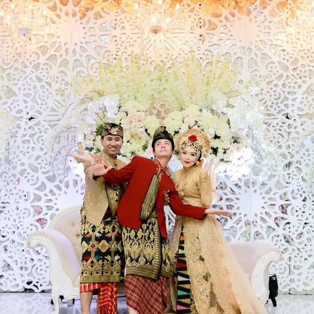 6 Potret Kebersamaan Angga Yunanda dan Kakak, Bak Sepasang Kekasih