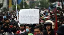 Pengunjuk rasa mengangkat poster saat berdemonstrasi menolak UU Cipta Kerja di kawasan Harmoni, Jakarta, Kamis (8/10/2020). UU Cipta Kerja yang disahkan beberapa waktu lalu memicu demonstasi sejumlah kalangan. (Liputan6.com/Faizal Fanani)