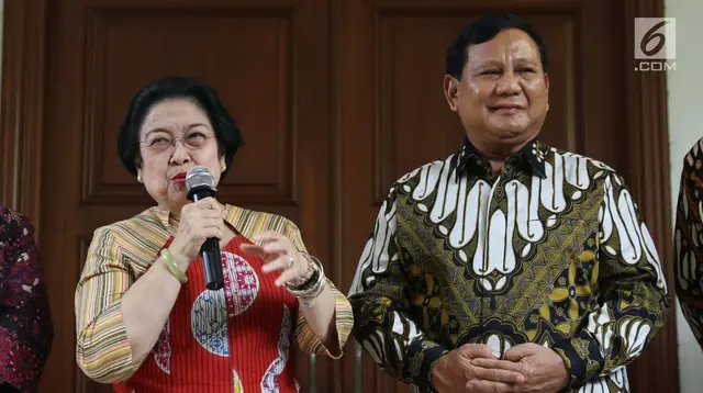 Ketua Umum PDIP, Megawati Soekarnoputri (kiri) bersama Ketua Umum Partai Gerindra, Prabowo Subianto (kanan) memberi keterangan terkait pertemuan dan makan siang bersama di kediaman Megawati di Jalan Teuku Umar, Jakarta, Rabu (24/7/2019). (Liputan6.com/Helmi Fithriansyah)