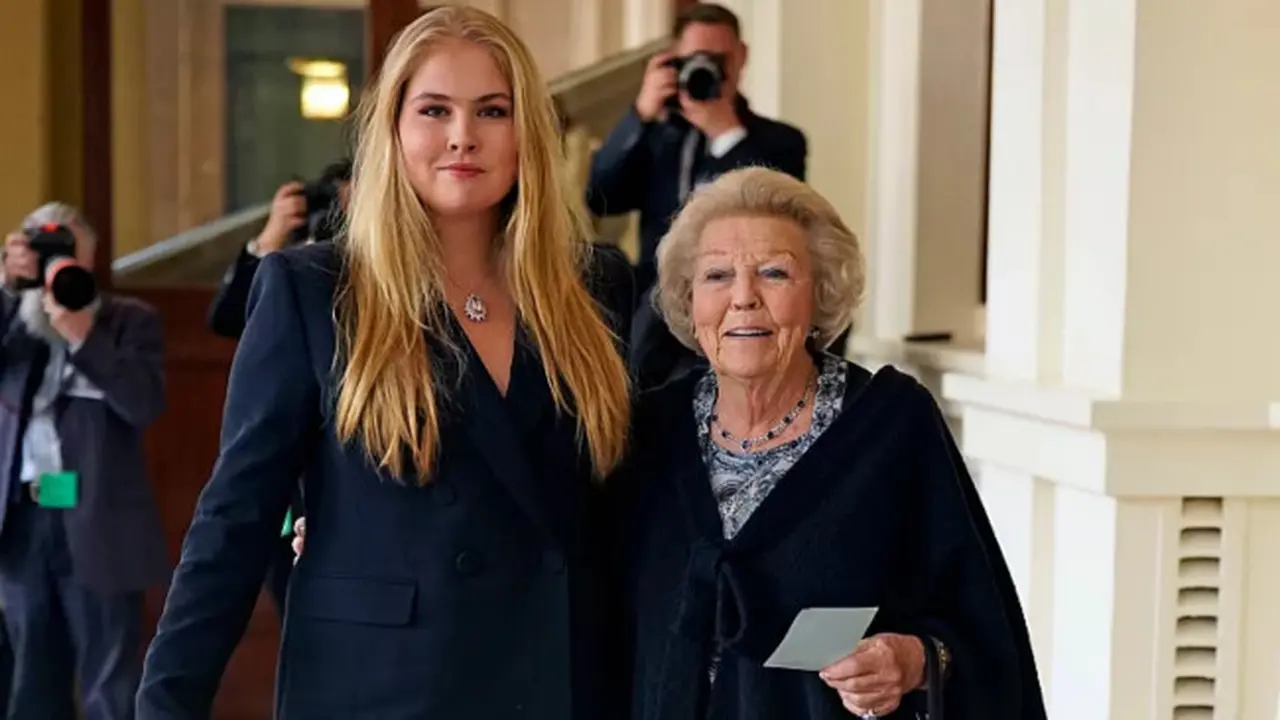 Putri Mahkota Catharina-Amalia dan Putri Beatrix dari Belanda