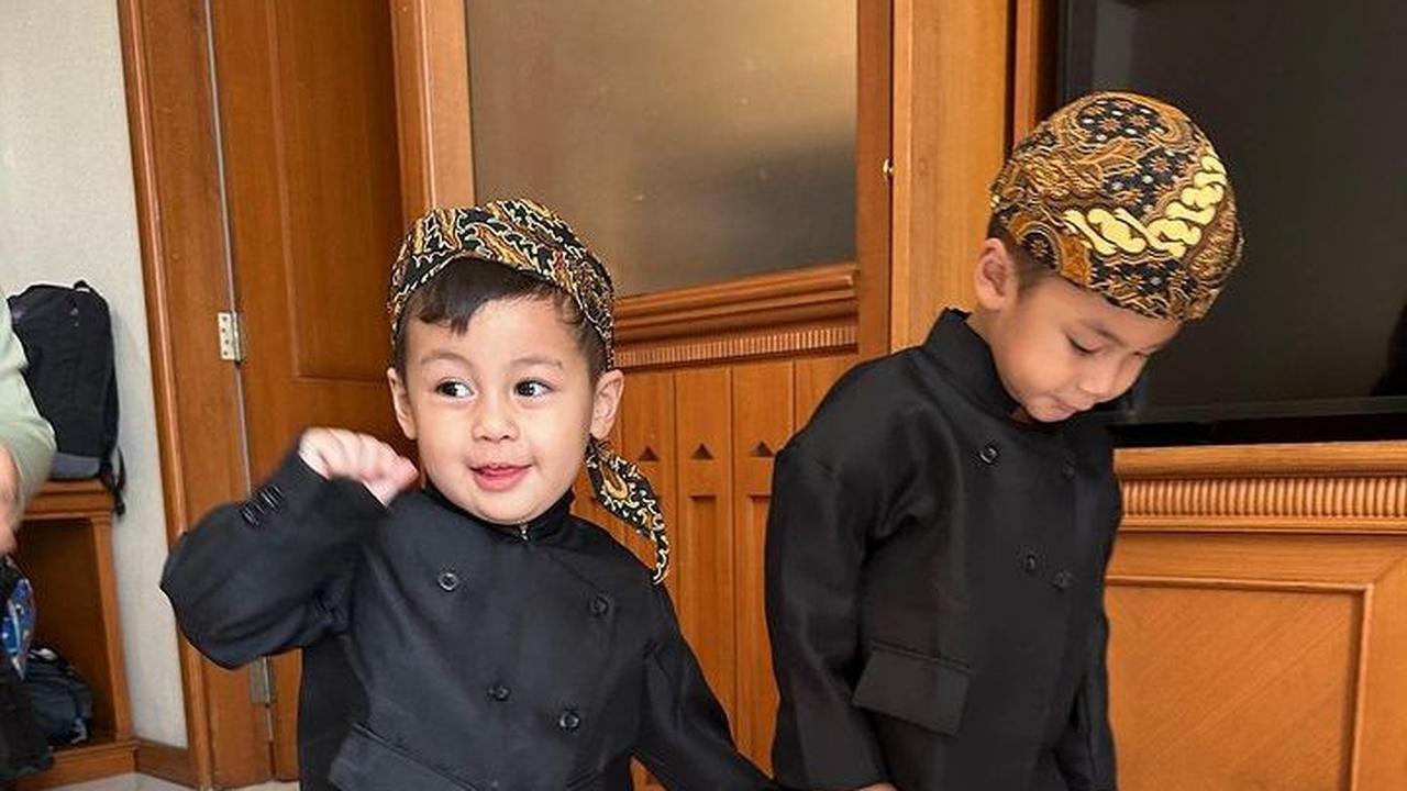 Potret Kiano dan Kenzo Kenakan Pakaian Tradisional