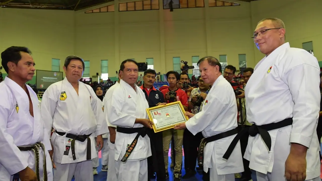 Menpora Dianugerahi Sabuk Hitam dan VII Kehormatan saat Hadiri Kejurnas INKAI 2020
