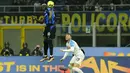 Penyerang Inter Milan, Romelu Lukaku melompat untuk mendapatkan bola dari kawalan pemain Napoli, Amir Rrahmani  pada pertandingan lanjutan Liga Serie A Italia di stadion San Siro di Milan, Italia, Kamis (5/1/2023). Inter Milan menang tipis atas Napoli dengan skor 1-0. (AP Photo/Luca Bruno)
