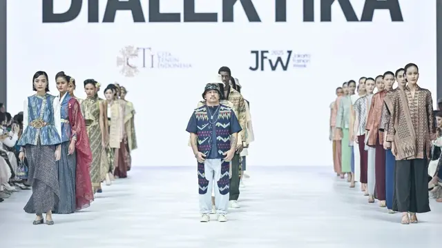 Cita Tenun Indonesia mempersembahkan sebuah peragaan busana bertajuk "Dialektika" yang dipresentasikan pada Rabu, 23 Oktober 2024. (Dok: JFW 2025)