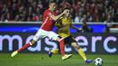 Bek Benfica, Victor Lindelof, berebut bola dengan bek Dortmund, Raphael Guerreiro pada laga 16 besar Liga Champions di Stadion Luz, Lisbon (14/2/2017). (AFP/Patricia De Melo Moriera)