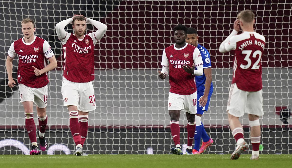 Ekspresi kecewa bek Arsenal, Calum Chambers (kedua dari kiri) usai gagal memanfaatkan peluang di depan gawang Everton dalam laga lanjutan Liga Inggris 2020/2021 pekan ke-33 di Emirates Stadium, London, Jumat (23/4/2021). Arsenal kalah 0-1 dari Everton. (AP/John Walton/Pool)