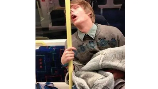 6 Kelakuan Orang Tidur di KRL Ini Bikin Geleng Kepala