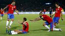 Para pemain Chile merayakan gol Alexis Sanchez pada laga kualifikasi Piala Dunia 2018 di Santiago, Chile, Kamis (08/10/2015). Chile menang 2-0. (REUTERS/Ivan Alvarado)