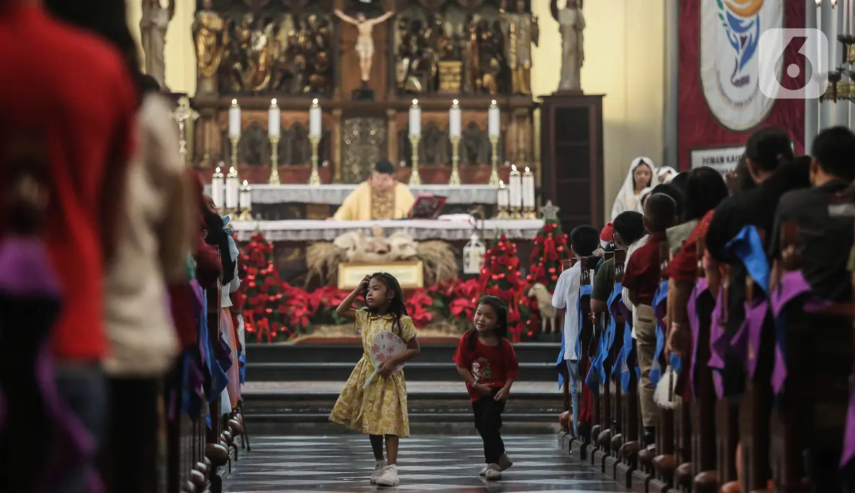 Usai pelaksanaan Misa Keluarga, pihak Gereja Katedral membagikan bingkisan kepada jemaat. (Liputan6.com/Angga Yuniar)