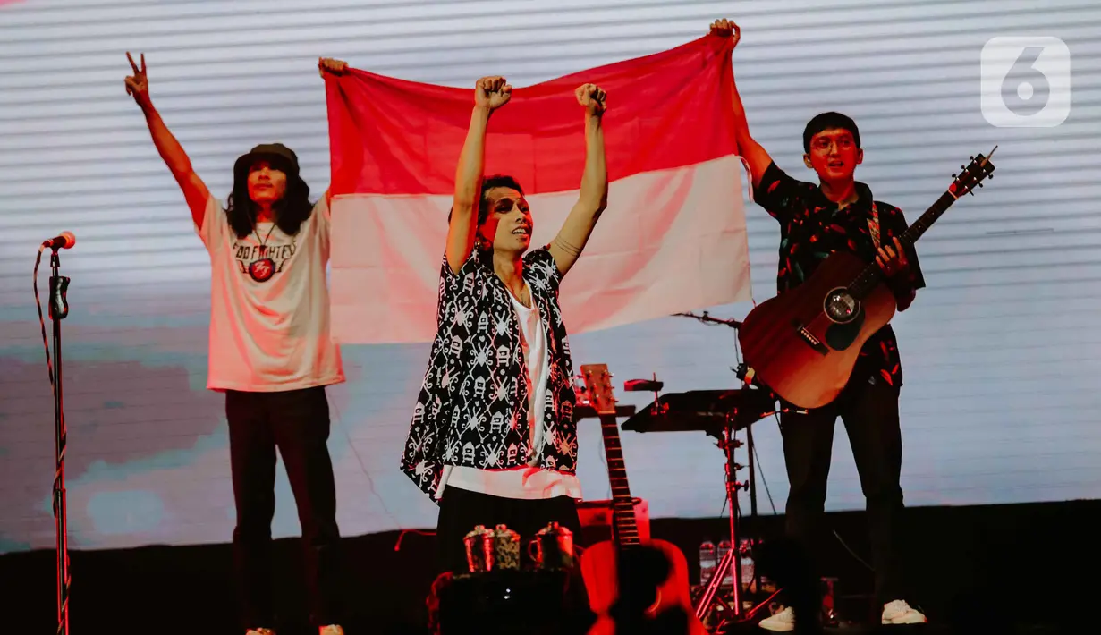 Grup band Fourtwnty mengibarkan bendera Merah Putih saat tampil dalam Festival Tamagochill di Tennis Indoor Senayan, Jakarta, Jumat (22/11/2019). Alunan musik Fourtwnty membuat suasana menjadi hangat. (Liputan6.com/Faizal Fanani)