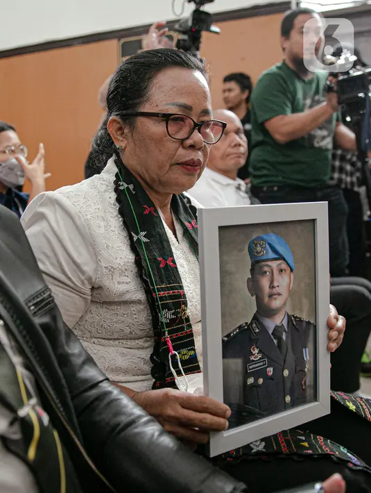 Ibunda Nofriansyah Yosua Hutabarat atau Brigadir J, Rosti Simanjuntak membawa foto sang anak saat menghadiri sidang vonis terdakwa Ferdy Sambo di Pengadilan Negeri Jakarta Selatan, Senin (13/2/2023). Rosti didampingi kuasa hukum keluarga Martin Lukas Simanjuntak menonton langsung sidang putusan terhadap Ferdy Sambo. (Liputan6.com/Faizal Fanani)