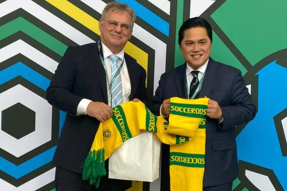 Ketua PSSI, Erick Thohir bersama Ketua Federasi Sepak Bola Australia (FFA), Chris Nikou.