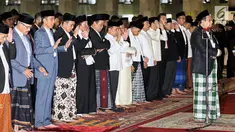 Presiden Joko Widodo atau Jokowi (tiga kiri) saat melaksanakan salat Id di Masjid Istiqlal, Jakarta, Rabu (5/6/2019). Jokowi salat Id di Masjid Istiqlal ditemani Ibu Negara Iriana dan putranya, Kaesang Pangarep. (Liputan6.com/JohanTallo)