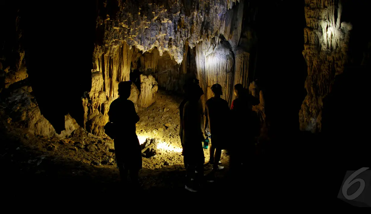 Rasa penasaran kami terobati setelah melihat langsung keunikan dari Goa Bagong. Goa ini mempunyai stalagnit dan stalagtit yang unik menyerupai candi, Jawa Barat , Sabtu (17/5/2015). (Liputan6.com/Andrian M Tunay)