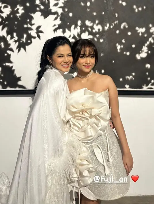 Deretan tamu yang hadir pun kompak mengenakan gaun-gaun elegan serba putih, tak terkecuali Fuji An. [@fuji_an/@rachelvennya].