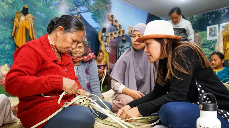 Asuransi Sinar Mas menyelenggarakan Pelatihan Menganyam Baion dan Pembuatan Produk Jadi Berbahan Anyaman Baion bagi artisan di Kabupaten Humbang Hasundutan. (Dok Sinar Mas)