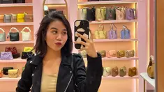 Seperti potret penampilan terbaru Mayang yang baru saja memotong rambutnya. Foto Mayang memamerkan rambut pendek ini sukses mencuri perhatian. (Liputan6.com/IG/@mayang.lucyana).