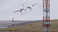Detik-detik saat pilot hendak mendaratkan pesawatnya ke landasan pacu itu terekam dalam video berikut ini.