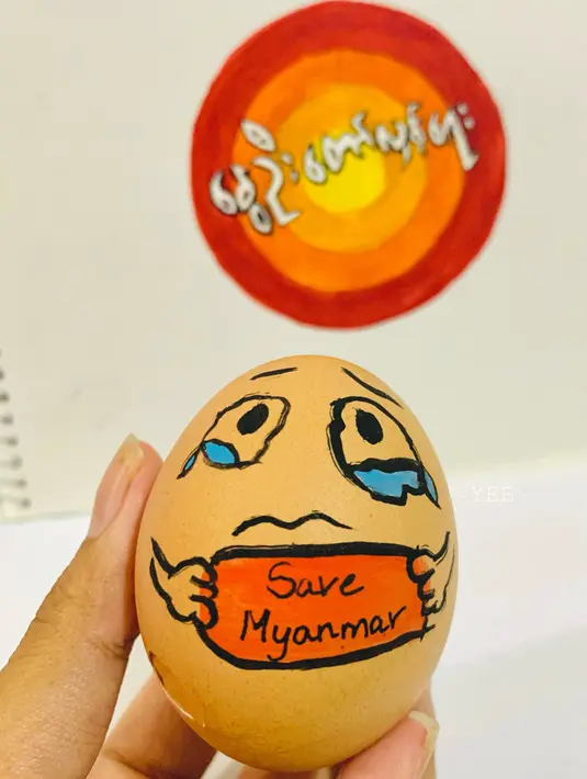 Telur yang dihiasi dengan desain untuk mendukung pengunjuk rasa yang berdemonstrasi menentang kudeta militer di Myanmar, bertepatan dengan Minggu Paskah pada 4 April 2021. Demonstran di Myanmar ramai-ramai membuat telur Paskah bergambar simbol perlawanan. (Handout/FACEBOOK/AFP)