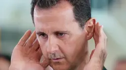 Presiden Suriah, Bashar al-Assad (keempat kanan) saat melaksanakan salat Idul Adha di Masjid Agung Qara, di wilayah Qalamoun di pinggiran ibukota Suriah Damaskus (1/9). (AFP Photo/Sana/Handout)
