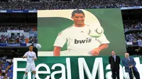 Cristiano Ronaldo ketika diperkenalkan di hadapan suporter Real Madrid, Juli 2009. (AFP/Dani Pozo)