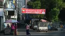 Spanduk yang mendukung pemimpin de facto Myanmar Aung San Suu Kyi terlihat di sebuah jalan di Yangon, Myanmar pada Senin (1/2/2021). Militer di Myanmar mengkonfirmasi mereka telah melakukan kudeta, dan bermaksud untuk memegang kekuasaan setidaknya selama satu tahun. (STR/AFP)