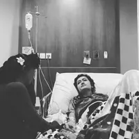 Anne Avantie mengunjungi Julia Perez di rumah sakit (Instagram/@juliaperrezz)