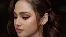 Bukankah potret Syifa Hadju yang satu ini juga menarik untuk disimak? Tampil cantik bak boneka, Syifa Hadju menampilkan makeup bold bernuansa merah bata yang lembut dan padu padan outfit biru kehijauan yang pas. Foto: Instagram.
